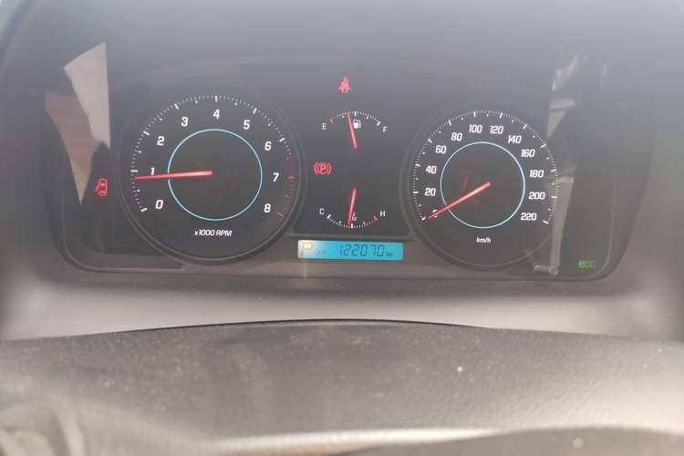 Used Chevrolet Captiva 2014 2.4L 4x4 Luxury Edition 5 Seats Odometer Close Up