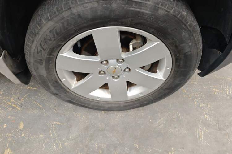 Used Chevrolet Captiva 2014 2.4L Two-Wheel Drive Urban Version 7 Seats Right Front Wheel Hub