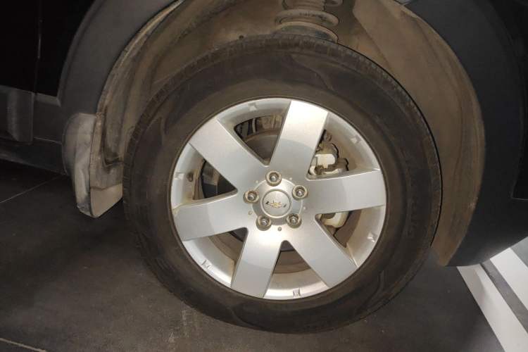 Used Chevrolet Captiva 2014 2.4L Two-Wheel Drive Urban Version 7 Seats Right Front Wheel Hub