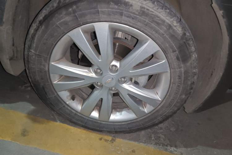 Used Chevrolet Captiva 2014 2.4L 4x4 Flagship Edition 7 Seats Right Front Wheel Hub