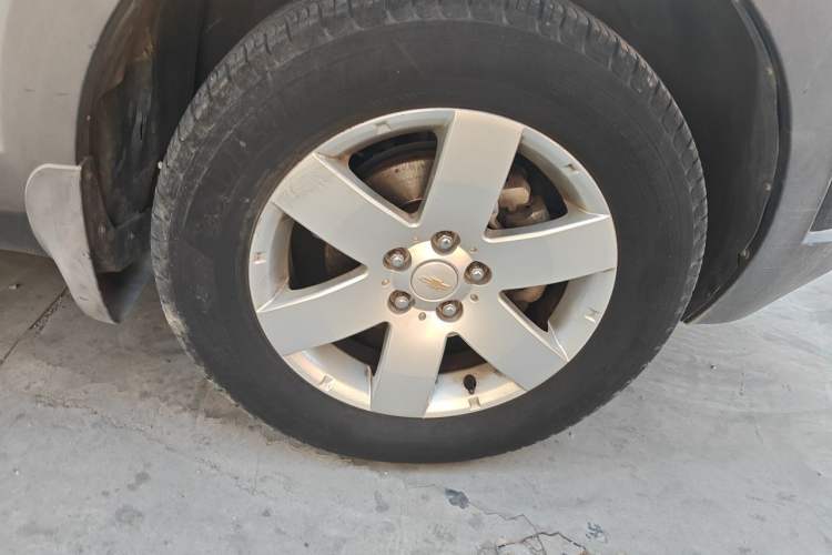 Used Chevrolet Captiva 2014 2.4L Two-Wheel Drive Urban Version 7 Seats Right Front Wheel Hub