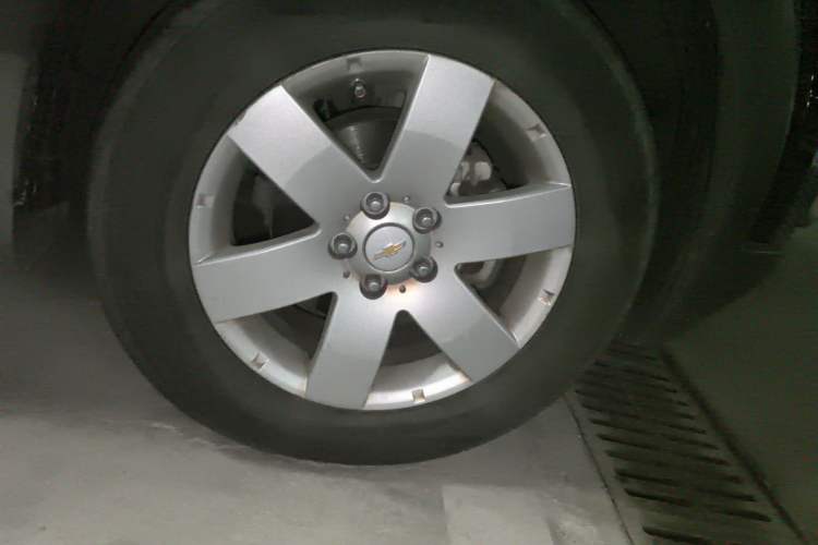 Used Chevrolet Captiva 2014 2.4L Two-Wheel Drive Urban Version 7 Seats Right Front Wheel Hub