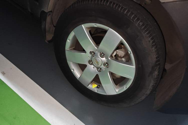 Used Chevrolet Captiva 2014 2.4L Two-Wheel Drive Urban Version 7 Seats Right Front Wheel Hub