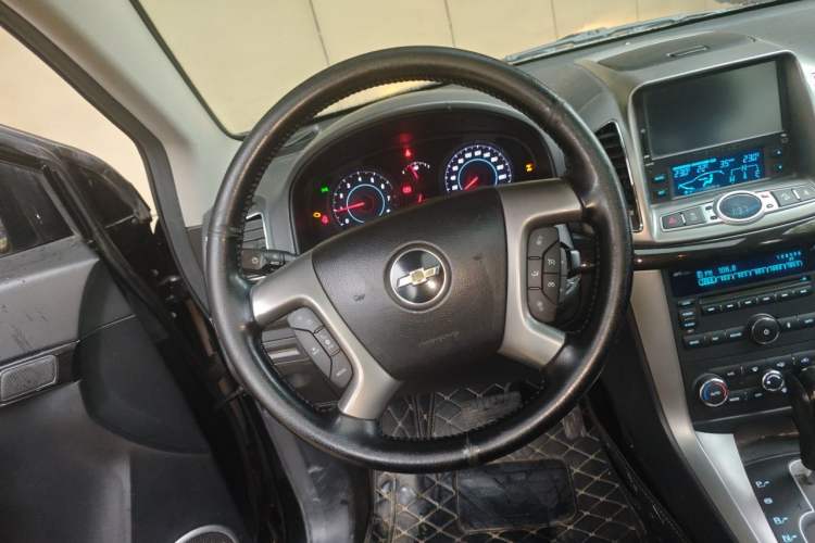 Used Chevrolet Captiva 2014 2.4L 4x4 Flagship Edition 7 Seats Steering Wheel