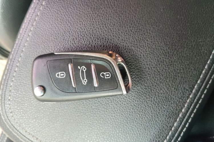 Used Chevrolet Captiva 2014 2.4L 4x4 Flagship Edition 7 Seats Vehicle Key