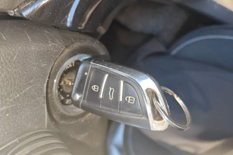 Used Chevrolet Captiva 2014 2.4L Two-Wheel Drive Urban Version 7 Seats Vehicle Key