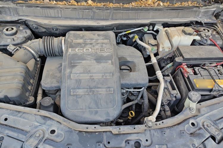 Used Chevrolet Captiva 2014 2.4L Two-Wheel Drive Urban Version 7 Seats Engine Bay