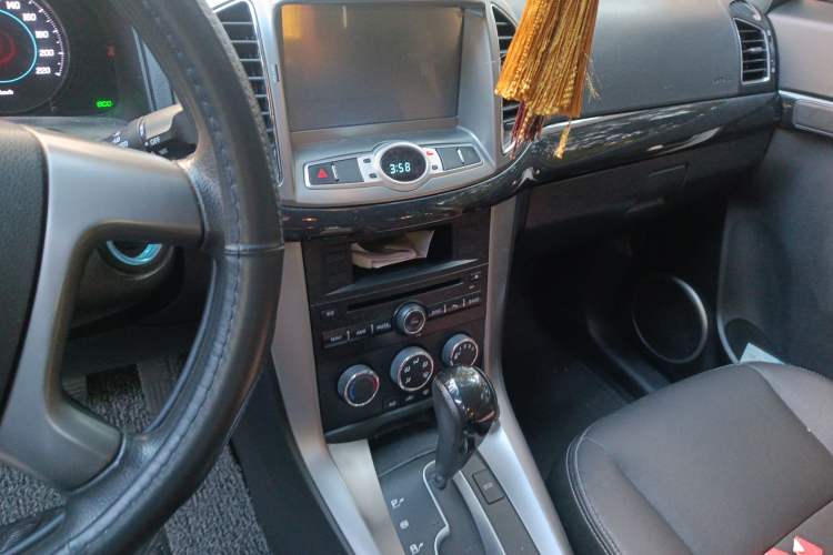 Used Chevrolet Captiva 2014 2.4L Two-Wheel Drive Urban Version 7 Seats Audio And AC Panel