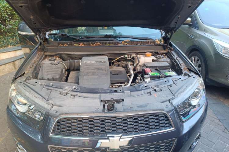 Used Chevrolet Captiva 2014 2.4L Two-Wheel Drive Urban Version 7 Seats Engine Bay