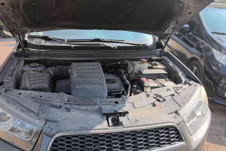 Used Chevrolet Captiva 2014 2.4L Two-Wheel Drive Urban Version 7 Seats Engine Bay