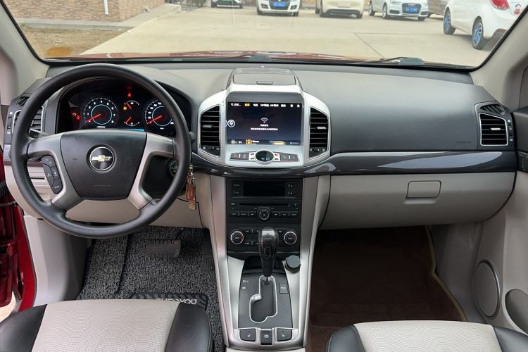 Used Chevrolet Captiva 2014 2.4L 4x4 Luxury Edition 5 Seats Interior 2
