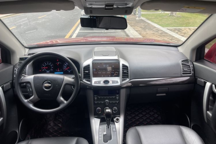 Used Chevrolet Captiva 2014 2.4L Two-Wheel Drive Urban Version 7 Seats Interior 3