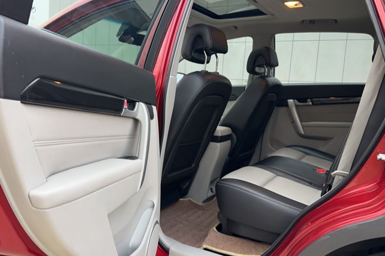 Used Chevrolet Captiva 2014 2.4L 4x4 Luxury Edition 5 Seats Interior 7