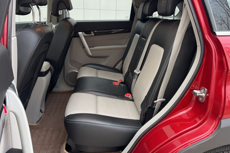 Used Chevrolet Captiva 2014 2.4L 4x4 Luxury Edition 5 Seats Interior 8