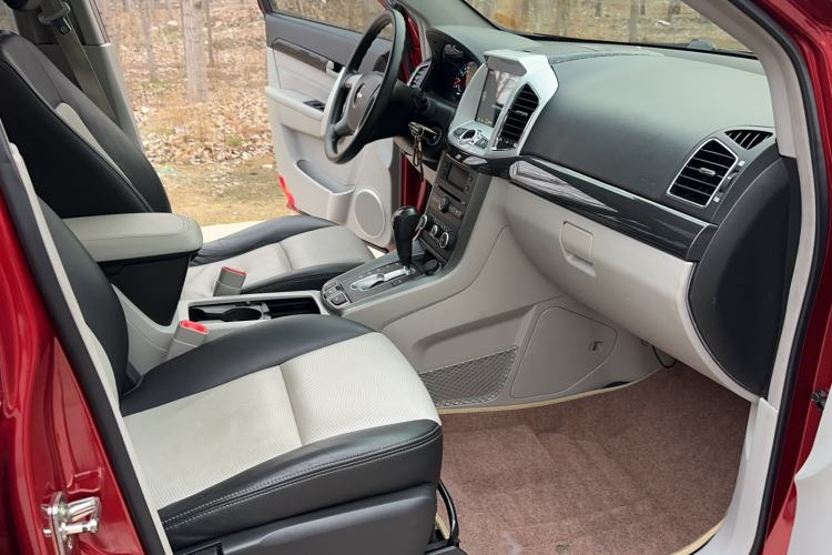 Used Chevrolet Captiva 2014 2.4L 4x4 Luxury Edition 5 Seats Interior 9