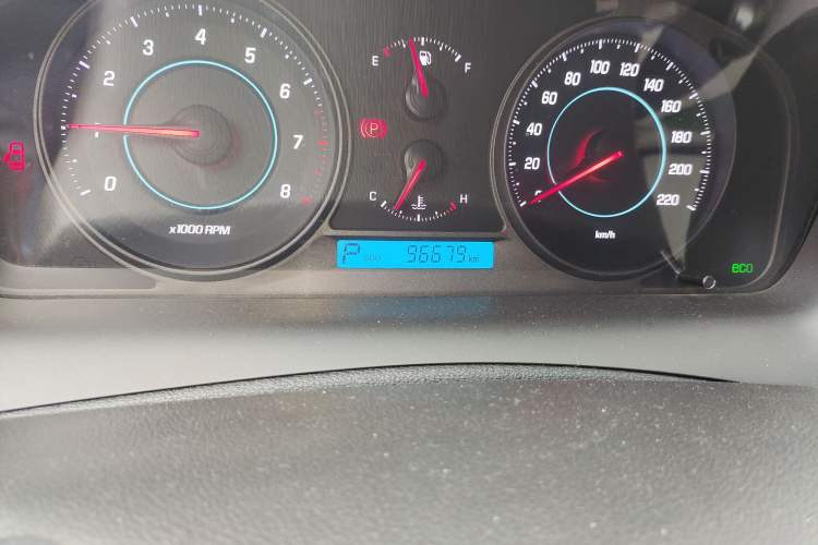 Used Chevrolet Captiva 2014 2.4L 4x4 Luxury Edition 5 Seats Odometer Close Up