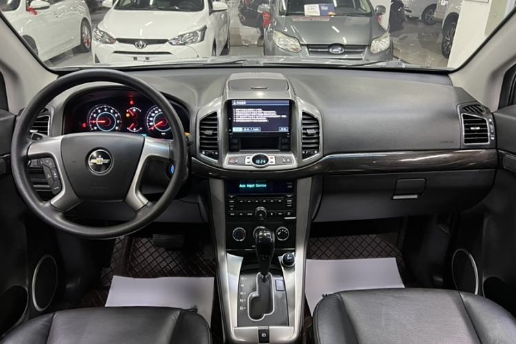 Used Chevrolet Captiva 2014 2.4L Two-Wheel Drive Urban Version 7 Seats Interior 3
