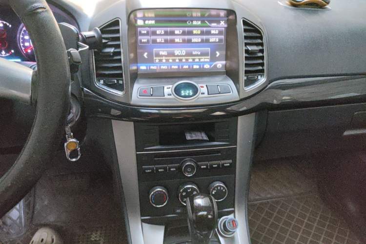 Used Chevrolet Captiva 2014 2.4L Two-Wheel Drive Urban Version 7 Seats Audio And AC Panel