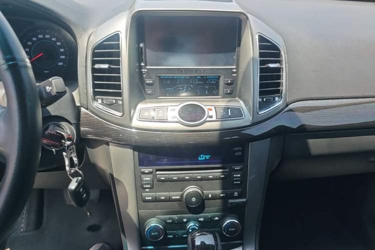 Used Chevrolet Captiva 2014 2.4L 4x4 Flagship Edition 7 Seats Audio And AC Panel