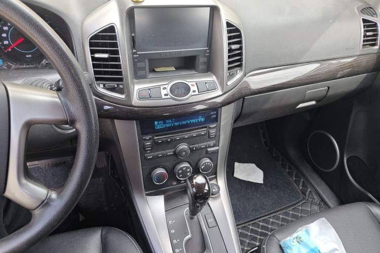 Used Chevrolet Captiva 2014 2.4L Two-Wheel Drive Urban Version 7 Seats Audio And AC Panel