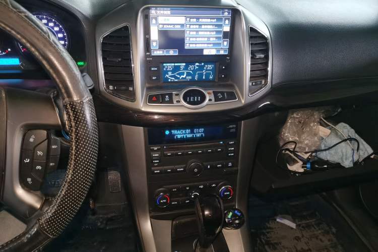 Used Chevrolet Captiva 2014 2.4L 4x4 Flagship Edition 7 Seats Audio And AC Panel