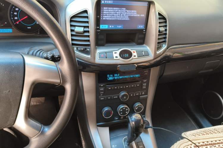 Used Chevrolet Captiva 2014 2.4L Two-Wheel Drive Urban Version 7 Seats Audio And AC Panel