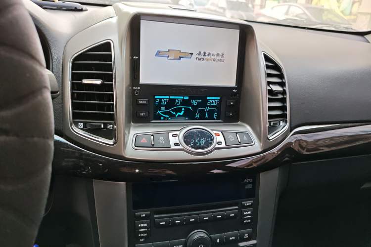 Used Chevrolet Captiva 2014 2.4L 4x4 Flagship Edition 7 Seats Audio And AC Panel