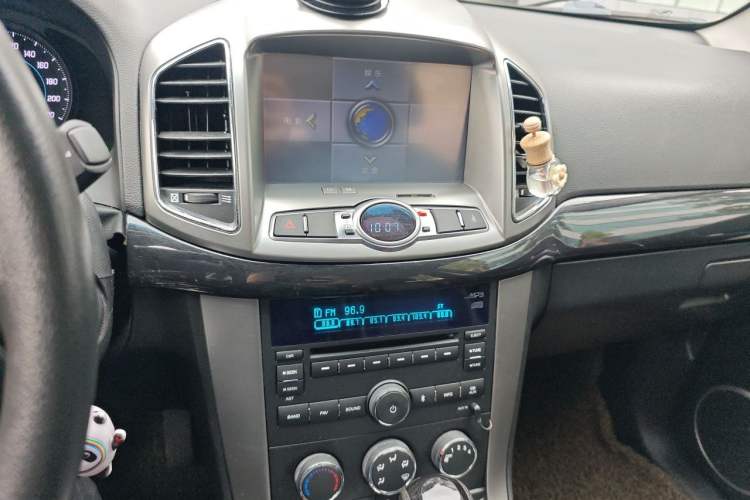 Used Chevrolet Captiva 2014 2.4L Two-Wheel Drive Urban Version 7 Seats Audio And AC Panel