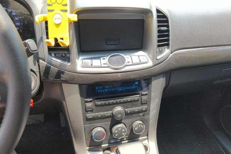 Used Chevrolet Captiva 2014 2.4L Two-Wheel Drive Urban Version 7 Seats Audio And AC Panel