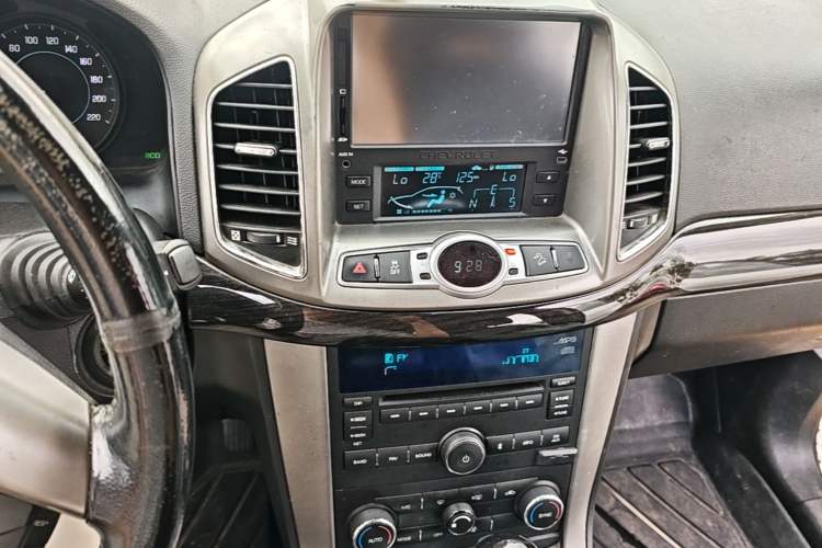 Used Chevrolet Captiva 2014 2.4L 4x4 Flagship Edition 7 Seats Audio And AC Panel