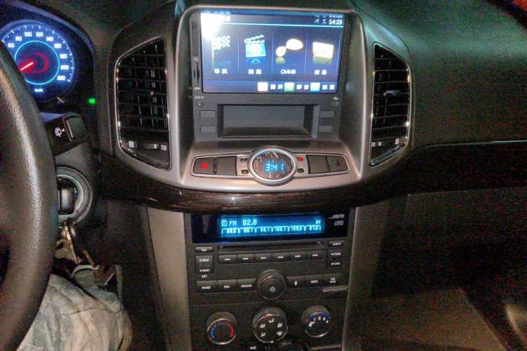 Used Chevrolet Captiva 2014 2.4L Two-Wheel Drive Urban Version 7 Seats Audio And AC Panel