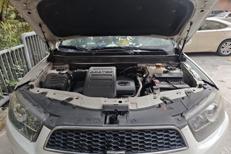 Used Chevrolet Captiva 2014 2.4L Two-Wheel Drive Urban Version 7 Seats Engine Bay