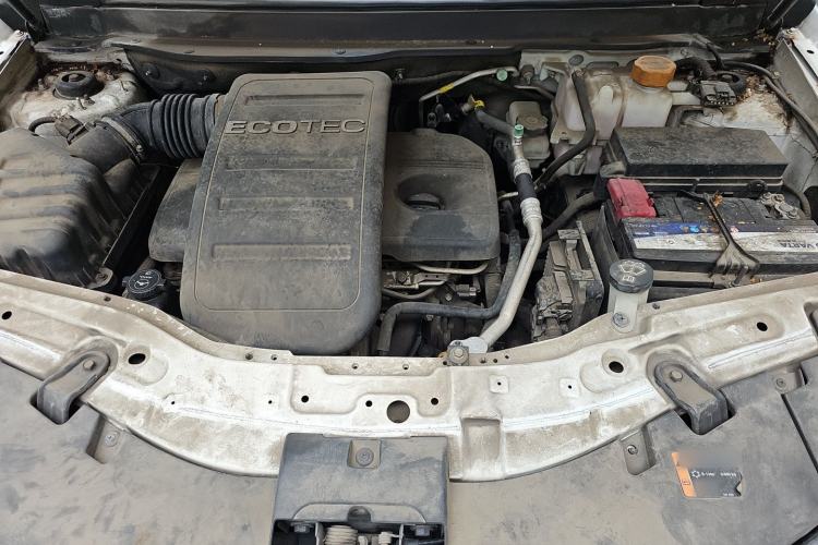 Used Chevrolet Captiva 2014 2.4L Two-Wheel Drive Urban Version 7 Seats Engine Bay