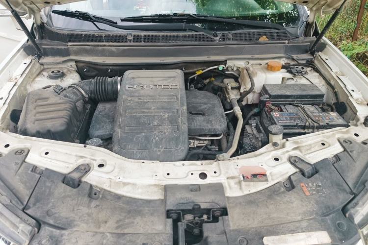 Used Chevrolet Captiva 2014 2.4L Two-Wheel Drive Urban Version 7 Seats Engine Bay