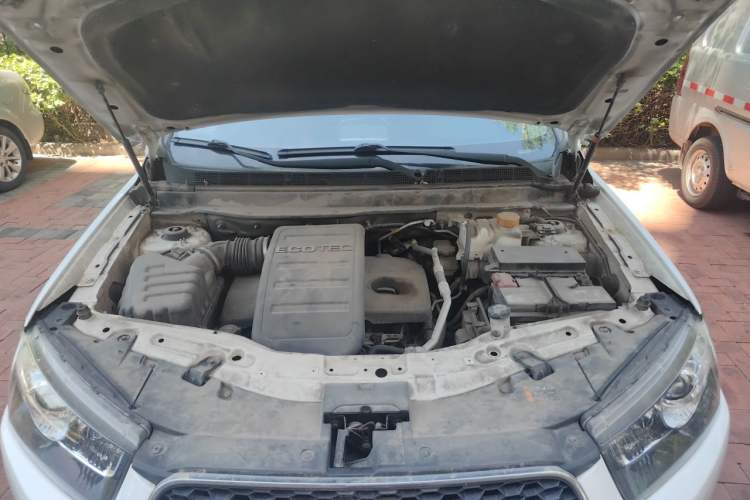 Used Chevrolet Captiva 2014 2.4L Two-Wheel Drive Urban Version 7 Seats Engine Bay