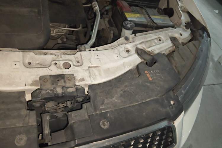 Used Chevrolet Captiva 2014 2.4L Two-Wheel Drive Urban Version 7 Seats Engine Bay Left