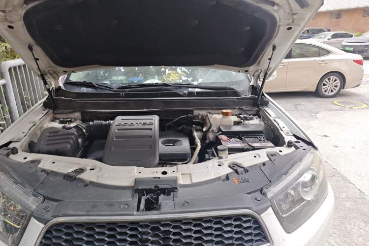 Used Chevrolet Captiva 2014 2.4L Two-Wheel Drive Urban Version 7 Seats Engine Bay Left