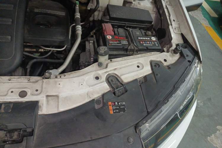 Used Chevrolet Captiva 2014 2.4L Two-Wheel Drive Urban Version 7 Seats Engine Bay Left