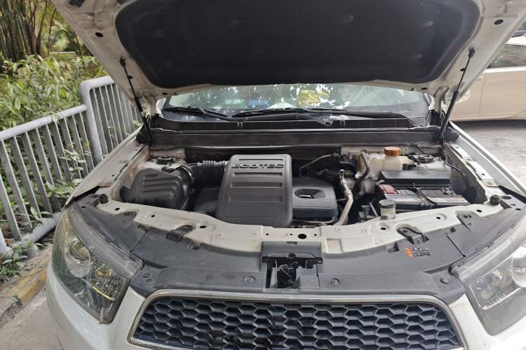 Used Chevrolet Captiva 2014 2.4L Two-Wheel Drive Urban Version 7 Seats Engine Bay Right