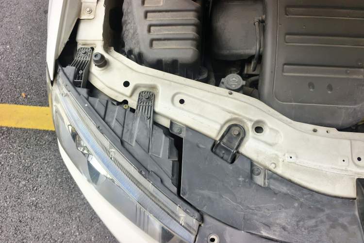 Used Chevrolet Captiva 2014 2.4L Two-Wheel Drive Urban Version 7 Seats Engine Bay Right
