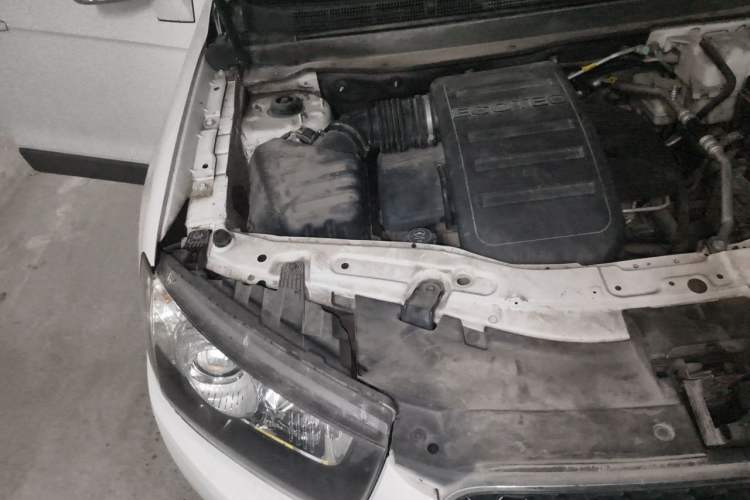 Used Chevrolet Captiva 2014 2.4L Two-Wheel Drive Urban Version 7 Seats Engine Bay Right