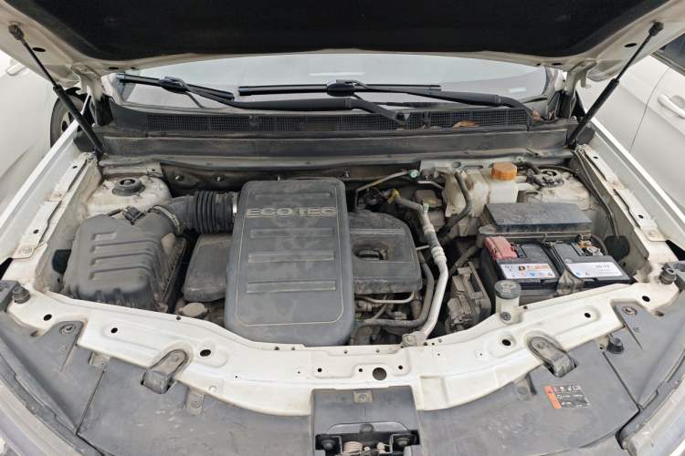 Used Chevrolet Captiva 2014 2.4L Two-Wheel Drive Urban Version 7 Seats Engine Bay