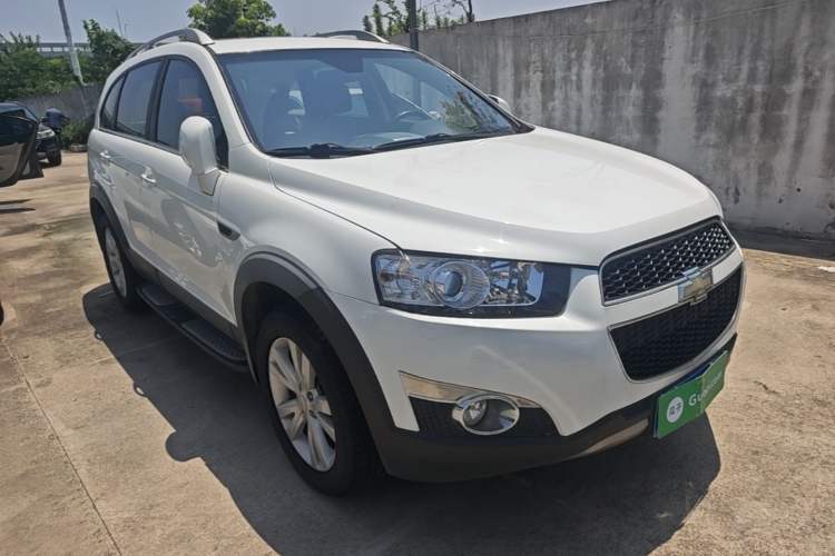 Used Chevrolet Captiva 2014 2.4L 4x4 Flagship Edition 7 Seats Front Right 45 Deg