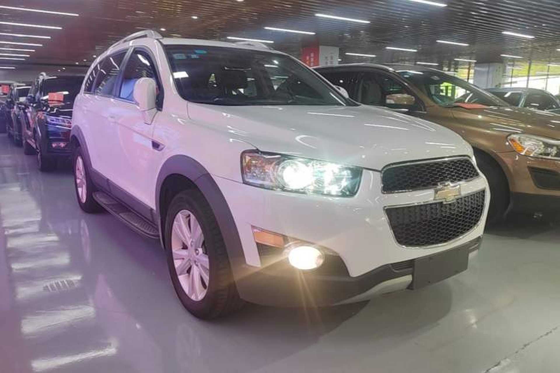 Used Chevrolet Captiva 2014 2.4L 4x4 Flagship Edition 7 Seats Front Right 45 Deg