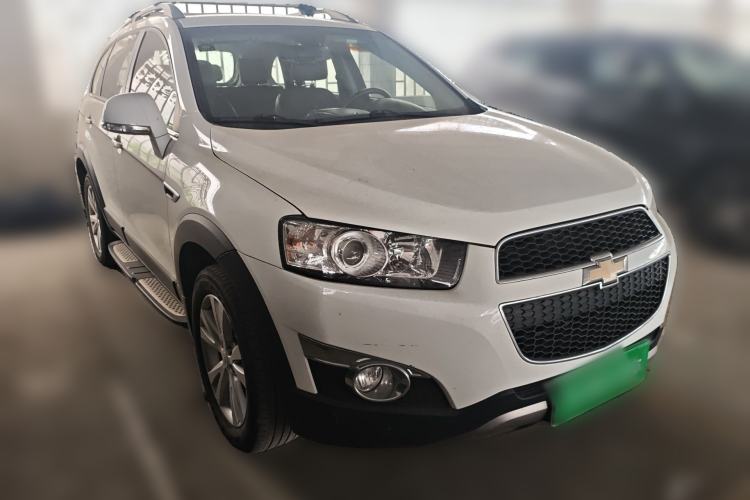Used Chevrolet Captiva 2014 2.4L 4x4 Flagship Edition 7 Seats Front Right 45 Deg
