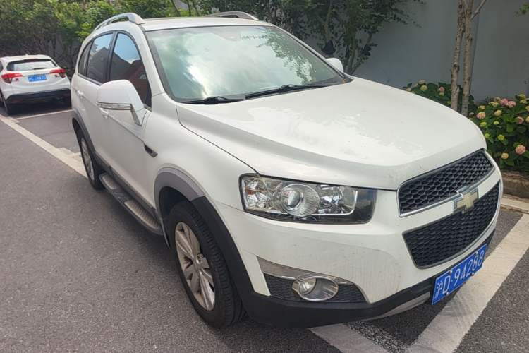 Used Chevrolet Captiva 2014 2.4L 4x4 Flagship Edition 7 Seats Front Right 45 Deg