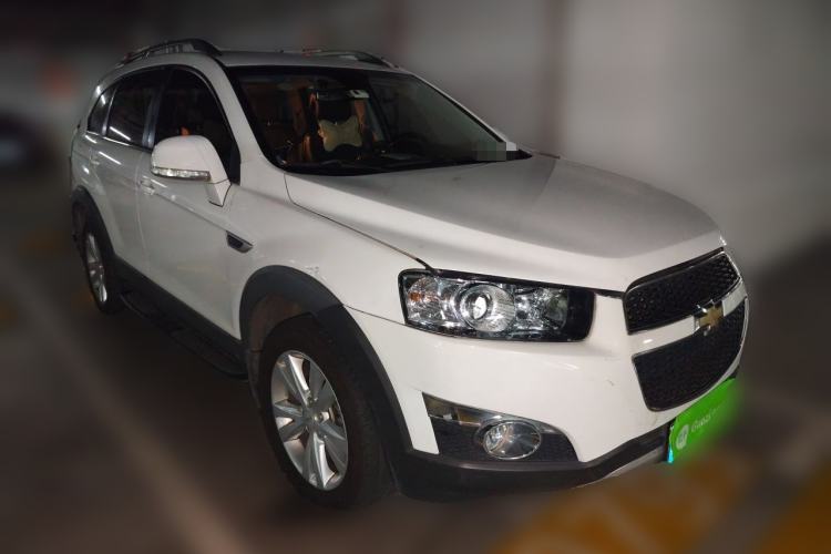 Used Chevrolet Captiva 2014 2.4L 4x4 Flagship Edition 7 Seats Front Right 45 Deg