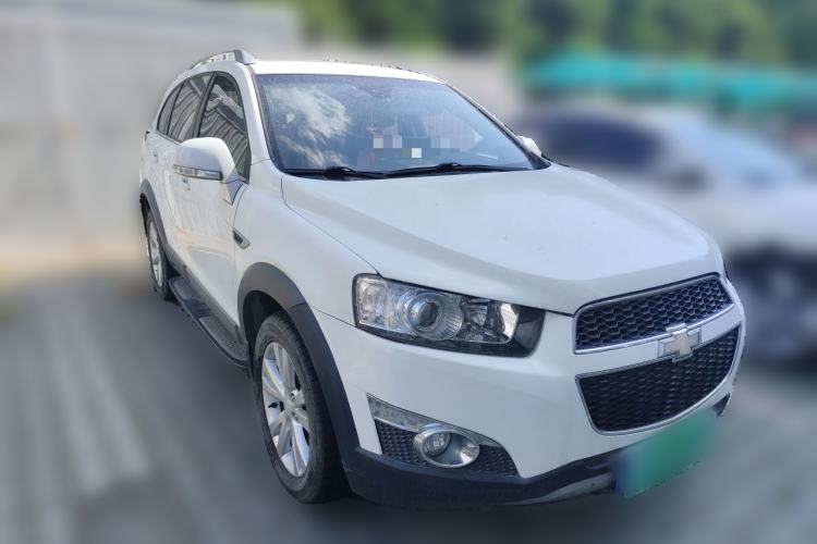 Used Chevrolet Captiva 2014 2.4L 4x4 Flagship Edition 7 Seats Front Right 45 Deg