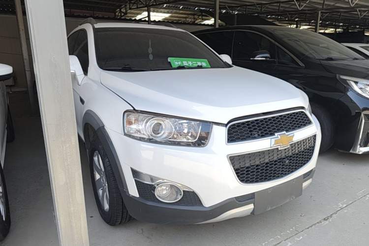 Used Chevrolet Captiva 2014 2.4L Two-Wheel Drive Urban Version 7 Seats Front Right 45 Deg