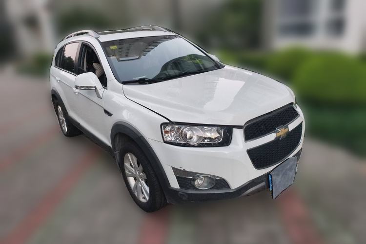 Used Chevrolet Captiva 2014 2.4L 4x4 Flagship Edition 7 Seats Front Right 45 Deg